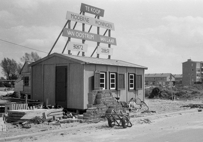 845054 Afbeelding van een bouwkeet op het bouwterrein bij het Looplantsoen te Utrecht waar de bouwonderneming Van ...